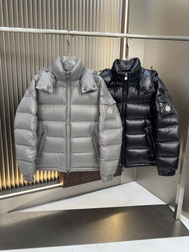 爆款高版本玛雅。2025秋冬新款羽绒服 原版1:1订制五金配件全进口原版定制 欢迎专柜对比 绝对的高品质 采用顶级90白鸭绒 超柔软 充羽量蓬松饱满 超级重工