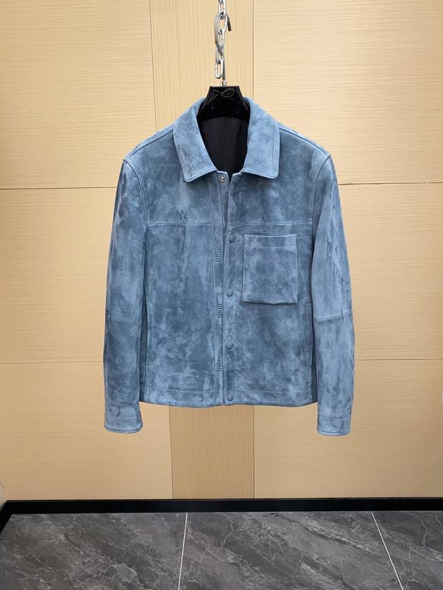 Dior 迪奥25 男士夹克小羊皮按扣开合胸前贴袋时尚新款 这款夹克是每个人衣橱中的必备单品。它采用小羊皮反绒皮制成，按扣开合处印有迪奥标志，正面设有一个贴袋。
