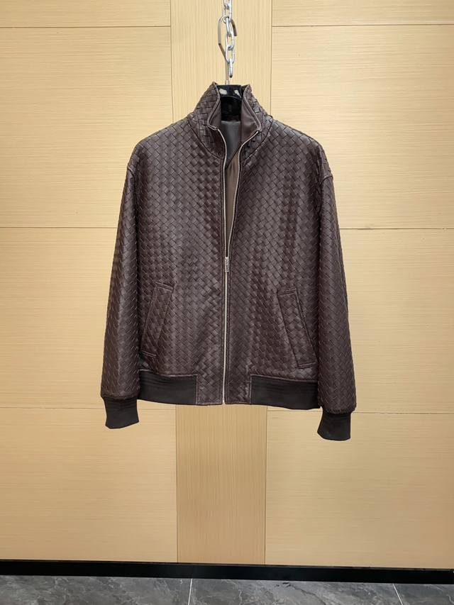Bv2025男士新款羊皮夹克 在时尚的舞台上，葆蝶家 Bottega Veneta 一直是低调奢华与卓越工艺的代名词。2025年秋冬，品牌再度发力，推出男士新款