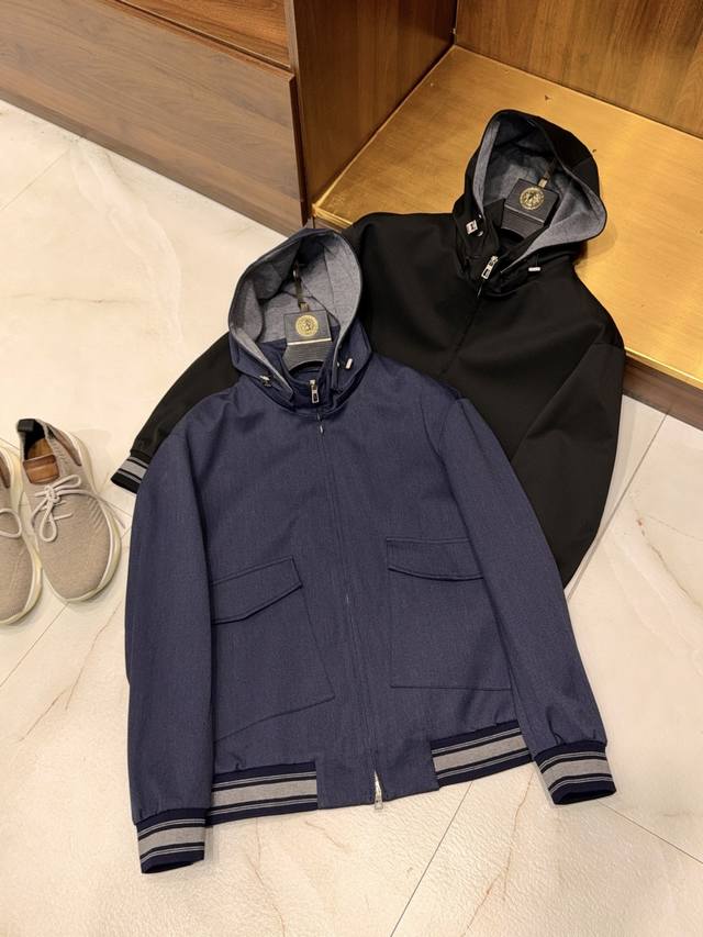 可脱卸帽款来了哦！经典版双口袋设计撞色织边罗口商务休闲百搭夹克外套男士可脱卸帽夹克：商务有型，休闲自在 经典版型再升级，这款男士夹克兼顾商务格调与日常休闲，轻松