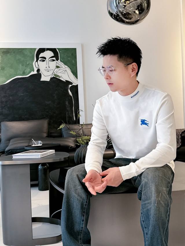 巴宝莉 2025秋冬专柜新款 时尚休闲打底衫长袖T恤，精选进口高密度双面拉架棉面料，精致原版Logo打造，舒适性与透气性兼优，柔软抗皱弹性和垂性极佳，无论是单穿
