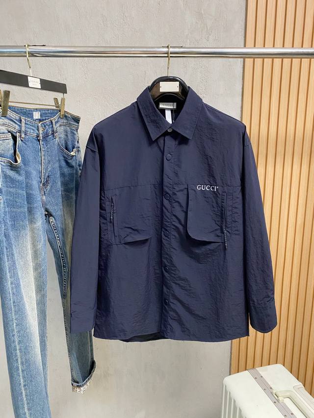 古驰25Ss秋冬 新品 专柜最新品衬衫外套，复古气息促进时尚质感.采用正面纽扣设计 传统衣领 传统胸前口袋 质感恰到好处版型和柔软触感相互中和，丰富了搭配的多样