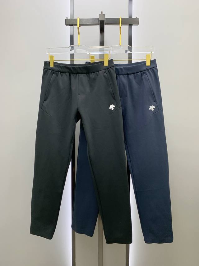 迪桑特春夏25Ss休闲裤金典再次出现，原单订制高品质时尚休闲裤。超级百搭款。独家定制面料，挺阔有型，贴身舒适。原版定制专柜最新五金辅料。超靓版型、上身显腿修长，