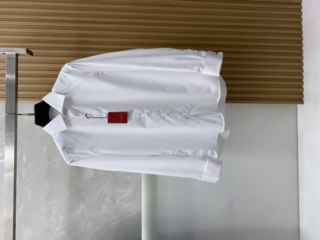 Kiton 男士商务休闲长袖衬衫.官方同步系列！颇具意大利典型风格的时装，在面料选取和工艺方面都相当考究，极符合 美学基调，低调且奢华，优雅且高贵，每一个细节都