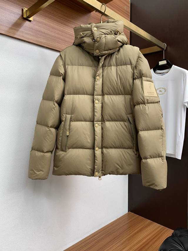 巴宝莉 秋冬新款官网同款原单羽绒服 新色系 香港专柜购入Zp操作，定制面料，绝对的防风防水，堪称冬季里的避风港，在原有的面料基础上，90%羽绒 充绒量超级充足