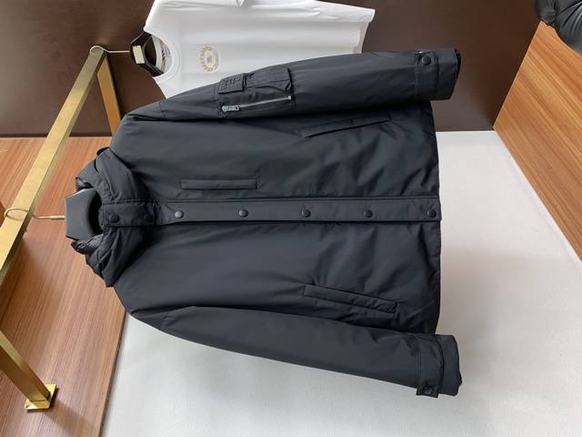普拉达 秋冬新款拼接羽绒服 原版1:1订制五金配件全进口原版定制 欢迎专柜对比 绝对的高品质 采用顶级90白鸭绒 超柔软 充羽量蓬松饱满 超级重工 面料做工杠杠