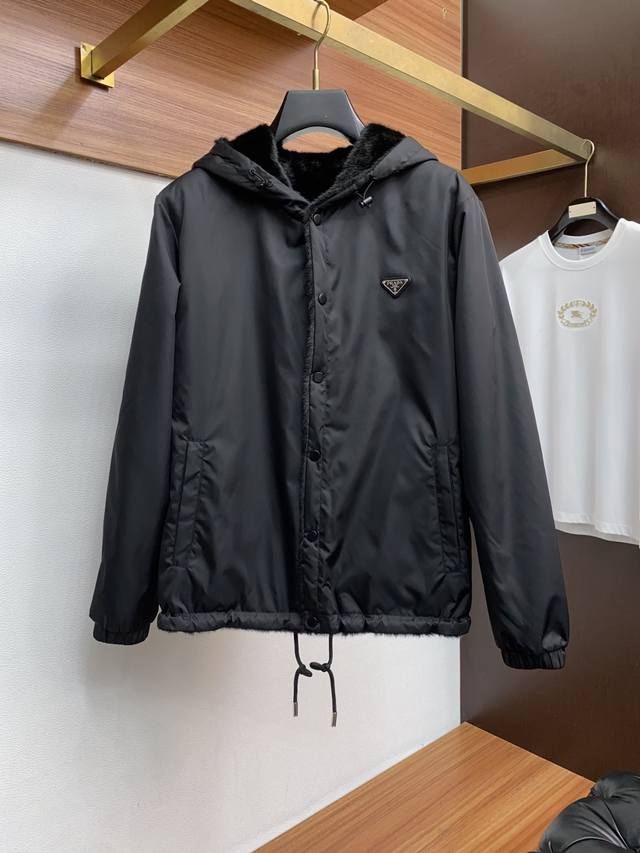 普拉达 25Ss最新品 双面夹克外套，设计帅气有型！百搭必备单品，时尚潮牌， 轻松营造酷帅氛围感 ，高级感满满，在低调又时髦撞色设计特别吸睛，宽松版型百搭人，任