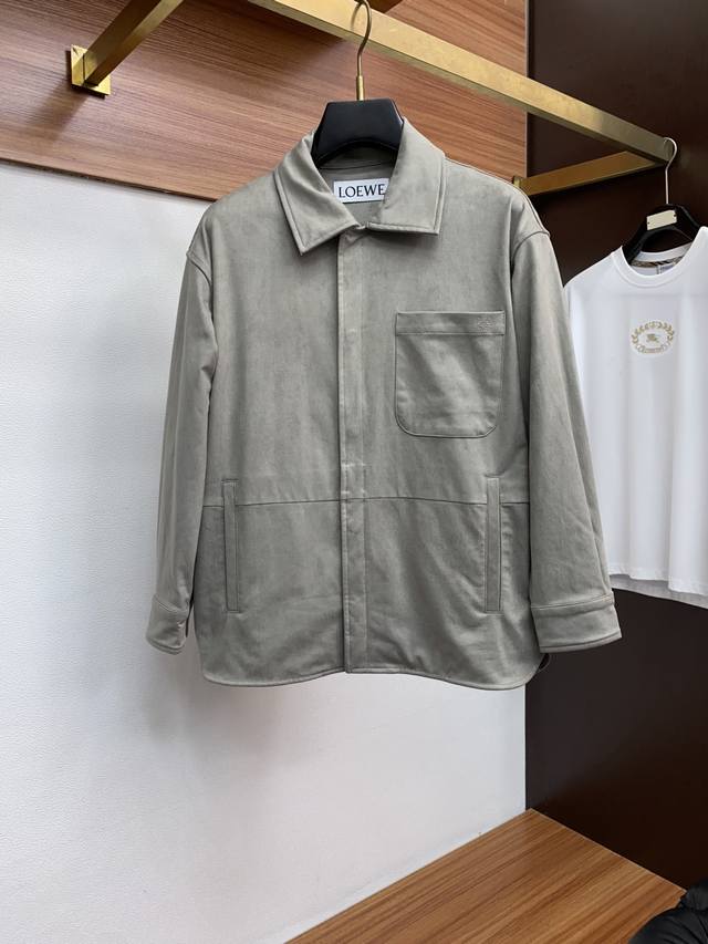 罗意威 秋冬Loe鹿皮绒 2550Ss秋冬新款休闲外套，最值得入手的一款经典外套，简单低调奢华不过时的压印图案装饰，无疑是众多粉丝无法拒绝的时尚单品！细节精湛细