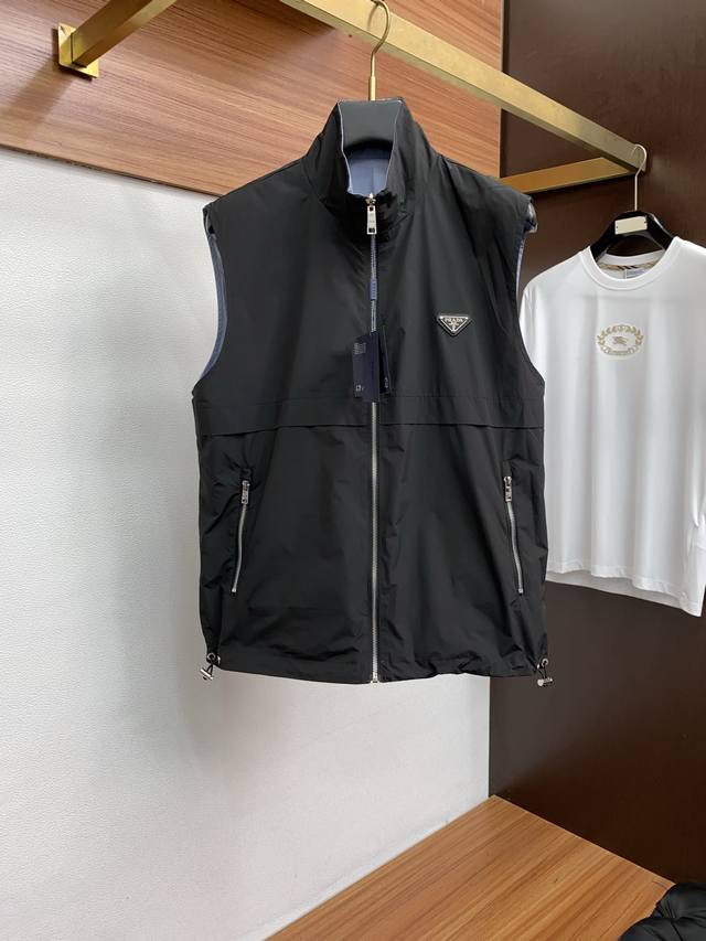 prada、2025新款男士休闲定制双面夹克马甲外套。穿上简约干练的休闲双面马甲外套，瞬间重回时髦霸气，又是活力满满的状态。史前最流行的拉链设计，面料全部需要定