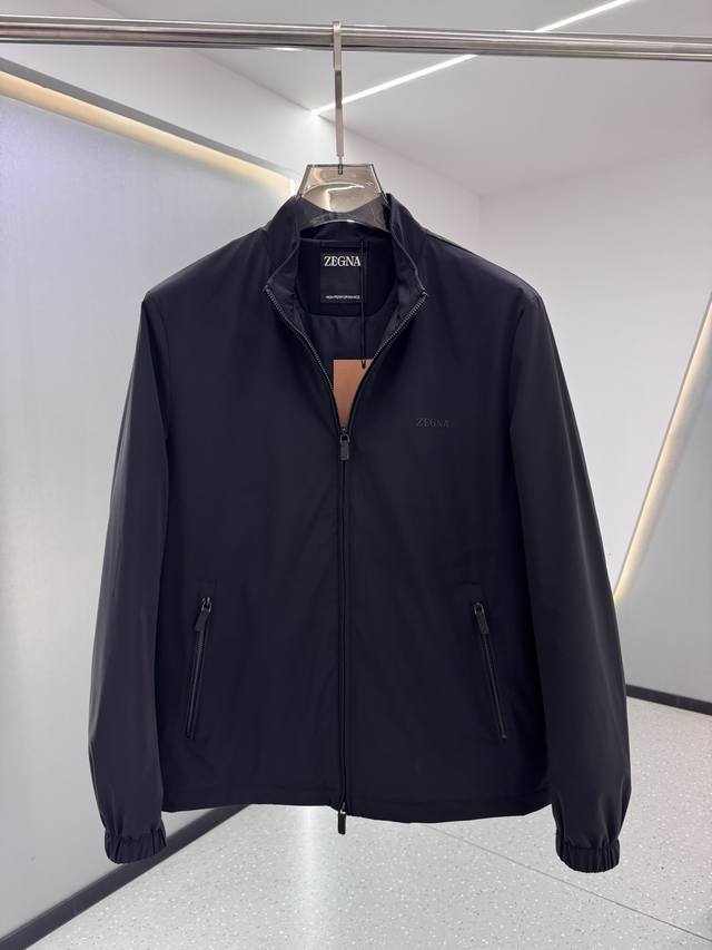 Zegna25秋冬款薄棉夹克 Zegna这款外套选用品牌经典版型。面料挺括有型，自带细腻光泽，呈现高级质感；同时兼具防风性能，应对多变天气，轻盈易打理，折叠收纳