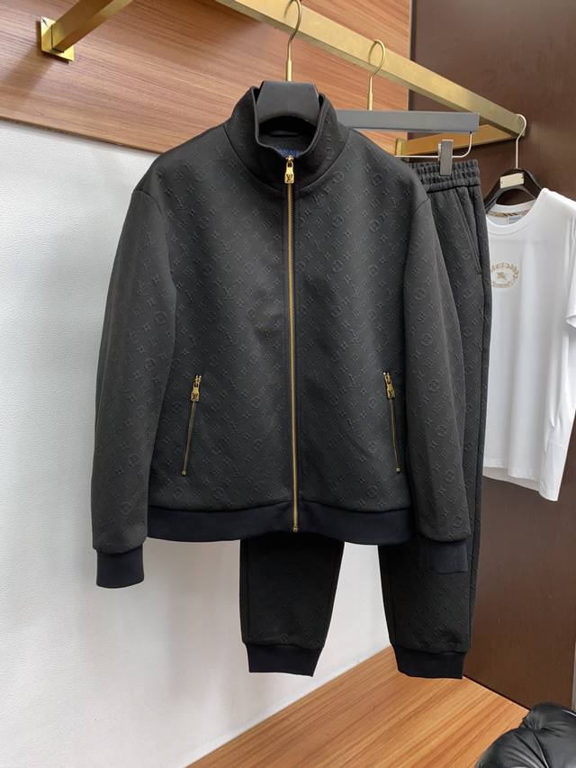衣服 裤子p3690V 路易威登 25秋冬连帽套装 选用动感雅格空气棉 面料柔软细腻 两侧插袋、领口、袖口、选用进口面料 定制五金 上身高端大气 经典百搭 码数