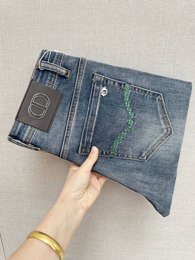 Cd 官网专柜同步有售，原单狠货，超级有范儿的一款牛仔裤，定制原版水洗牛仔面料，独特设计，顶级印花工艺字母图案Logo，原版五金辅料装饰，极为翘楚的一款牛仔裤，