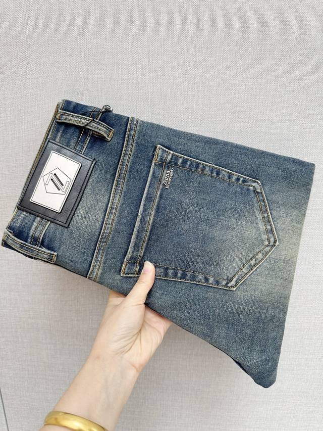 Z 杰尼亚 官网专柜同步有售，原单狠货，超级有范儿的一款牛仔裤，定制原版水洗牛仔面料，独特设计，顶级印花工艺字母图案Logo，原版五金辅料装饰，极为翘楚的一款牛