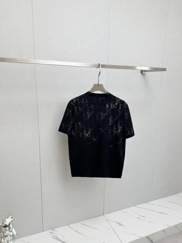 Dior 2025新款针织短袖打底 精工刺绣，羊毛面料，胸前Logo设计！贸易公司渠道稀出，同步官网发售！秋冬系列经典设计！此款毛衣甄选客供进口针织羊毛材质！柔