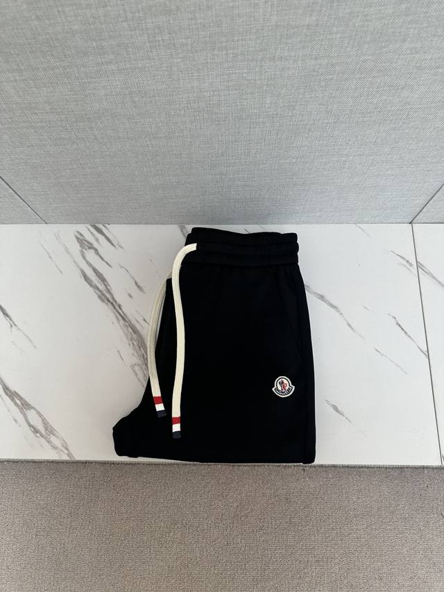 Mo 秋冬男士原单休闲裤 重磅推荐！此款所运用原版专属面料！还是工艺都堪称顶尖，设计Logo五金修饰！立体感极强，视觉极其惊艳震撼，图案由标志性的品牌图案呈现，