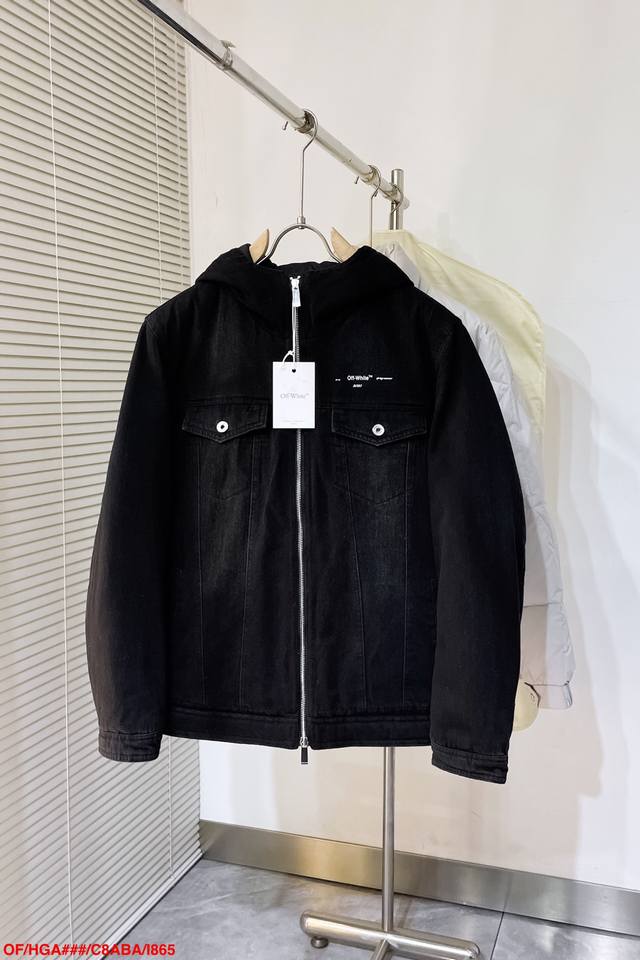 I865 Ofoff White新款牛仔印花 连帽羽绒服外套 客供牛仔面料 水洗微泛白做旧，后背Ow品牌经典印花 辨识度极高。90绒填充 男女同款。 尺码：S-