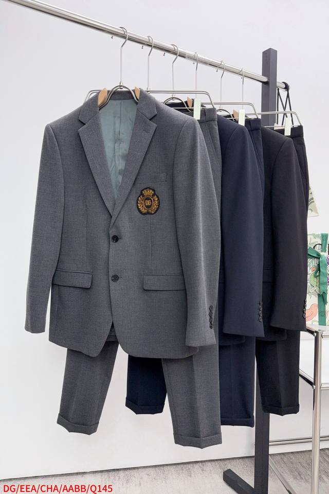 上衣 裤子 Q145 Dg 2025最新品，同步有售，时尚休闲西装，胸前装饰图案Logo，上身舒适透气，简约大气，简约易搭配，档气十足，码数：M-3Xl 三标齐