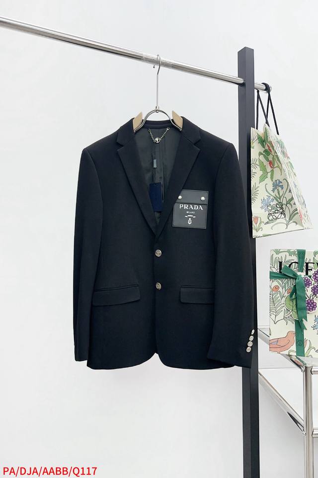 Q117 pa 普拉达 2025新品西装外套，时尚帅气，简约百搭款，定制原版面料，不仅挺括，保持潮流的廓形，又穿着舒适，纱织更细腻，码数M-3Xl 三标齐全