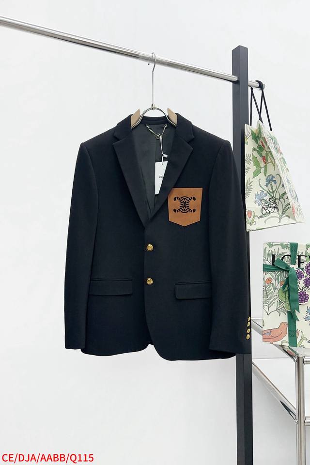 Q116 Celine 2025新品西装外套，时尚帅气，简约百搭款，定制原版面料，不仅挺括，保持潮流的廓形，又穿着舒适，纱织更细腻，码数M-3Xl 三标齐全