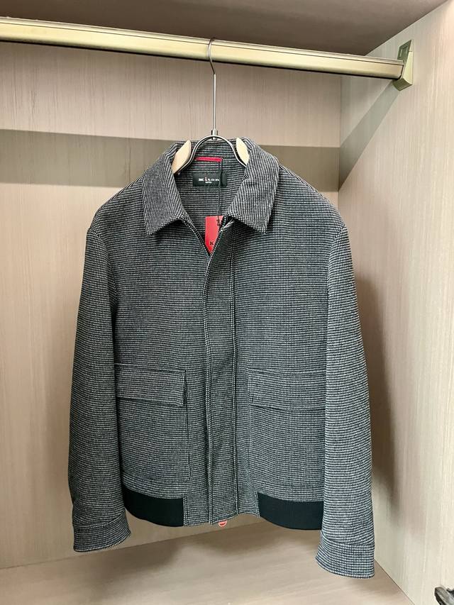 Kiton 2025秋冬新品外套夹克 细腻的格纹面料自带复古肌理，色调柔和高级；翻领设计利落有型，大口袋工装元素注入硬朗腔调，在复古感中暗藏实用巧思。 尺码M-