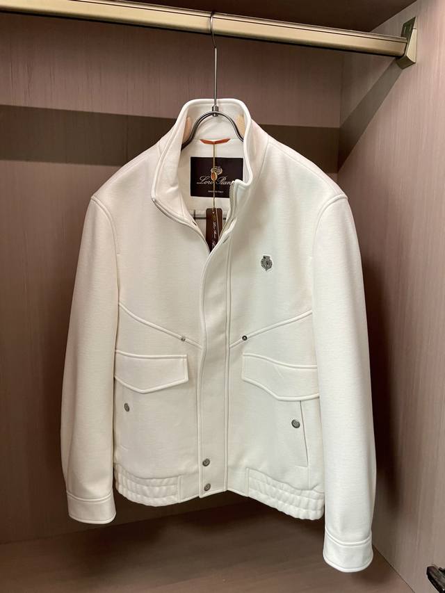 Lp2570秋冬新品 米白色调自带温柔质感，工装大口袋设计保留了硬朗腔调，品牌小标细节在简约中暗藏精致；立领版型利落有型，面料柔软亲肤，将工装的硬核与浅灰的雅致