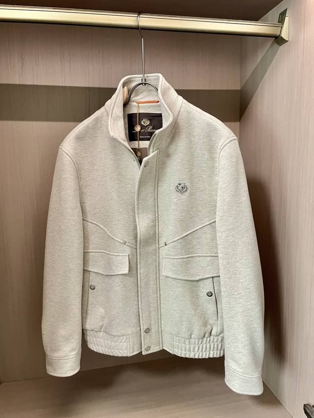 Lp2570秋冬新品 浅灰色调自带温柔质感，工装大口袋设计保留了硬朗腔调，品牌小标细节在简约中暗藏精致；立领版型利落有型，面料柔软亲肤，将工装的硬核与浅灰的雅致