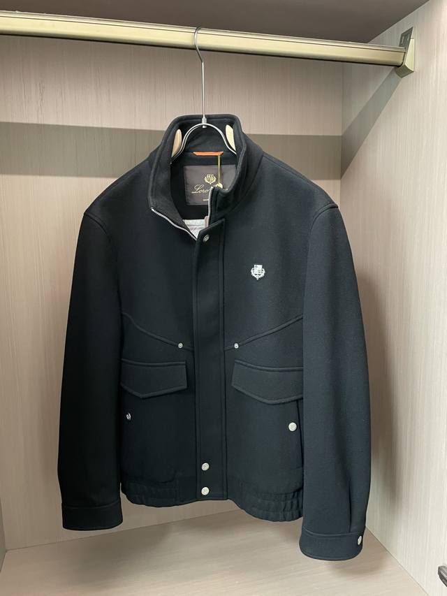 Lp2570秋冬新品夹克外套 纯黑主调利落大气，工装风大口袋设计兼具实用性与造型感，金属纽扣与品牌小标细节，在硬朗中注入精致巧思；立领版型提升气场，面料挺括有型