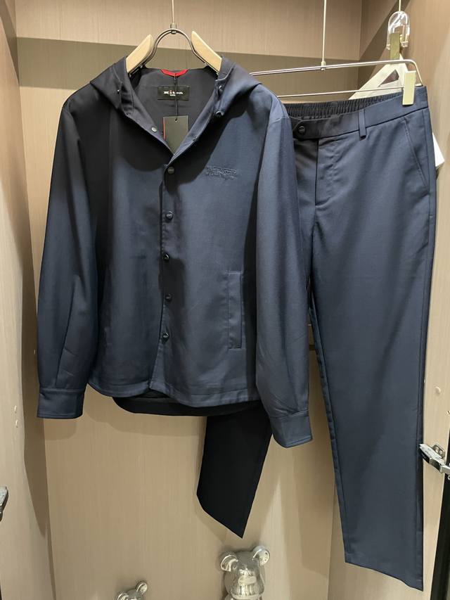 kiton 这套浅灰连帽套装，是职场型男的“风格万能公式”！ 细腻的面料自带高级质感，连帽衬衫式上衣打破传统西装的沉闷，兼顾休闲随性与商务干练；同色系长裤的剪裁