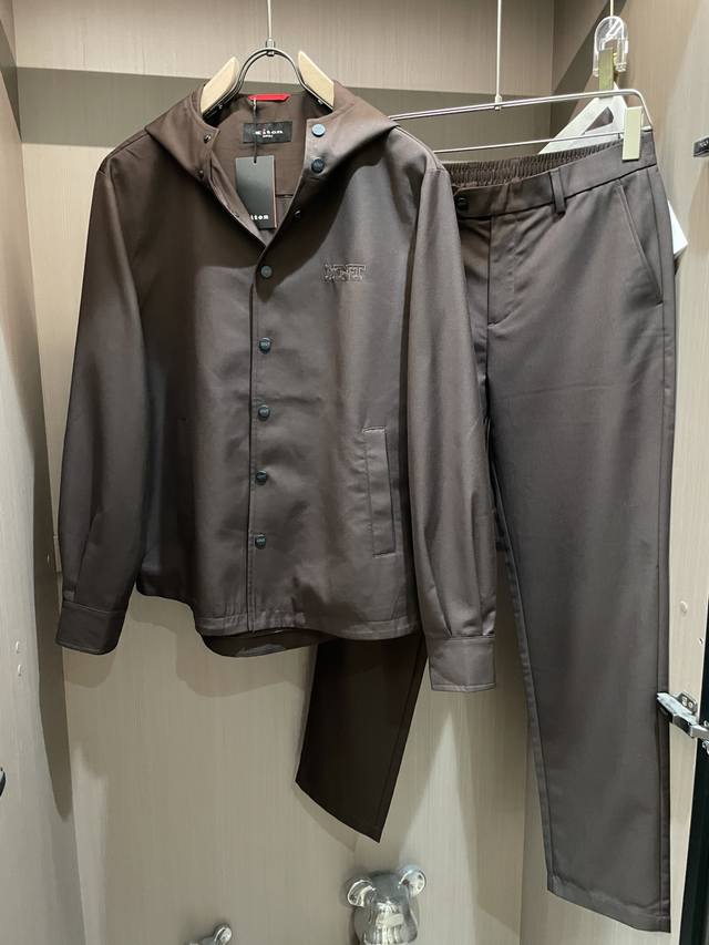 kiton 这套浅灰连帽套装，是职场型男的“风格万能公式”！ 细腻的棕色面料自带高级质感，连帽衬衫式上衣打破传统西装的沉闷，兼顾休闲随性与商务干练；同色系长裤的
