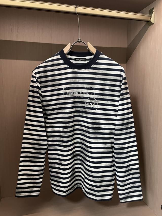 这款Maison Margiela做旧条纹长袖，是小众时尚的“风格宣言”！ 经典黑白条纹自带海魂衫的复古基因，做旧工艺让纹理更具层次感，视觉上慵懒又高级；领口的