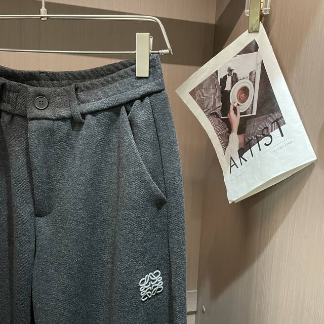 Loewe 2025秋冬最新休闲裤 潮人必备 版型超赞，能很好的修复各种腿型，非常个性！柔软排汗，舒适度极高。裤腿腰部订制松紧橡筋、原版辅料细节。上身运动休闲时
