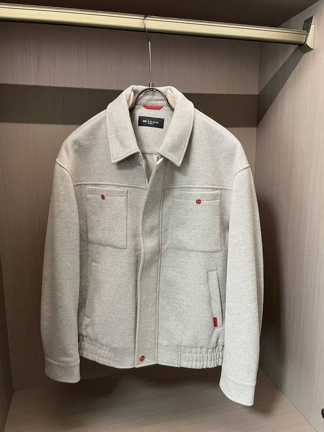 Kiton 2025秋冬新品夹克外套 经典的人字纹面料，自带细腻的纹理质感，浅灰色调柔和又高级，在光影下流转着复古韵味；翻领设计利落有型，还原美式工装的硬朗风格