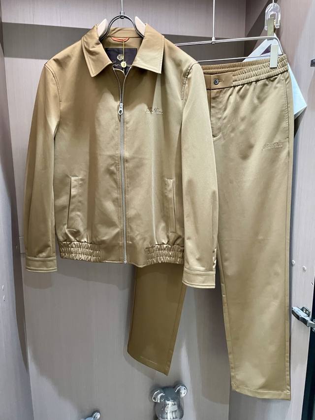 l 秋冬新品套装 商务通勤与日常休闲的“风格万金油”！ 哑光质感的面料，自带低调的高级光泽，色调百搭又显稳重；翻领夹克搭配利落拉链，简约中藏着精致细节，同系列长