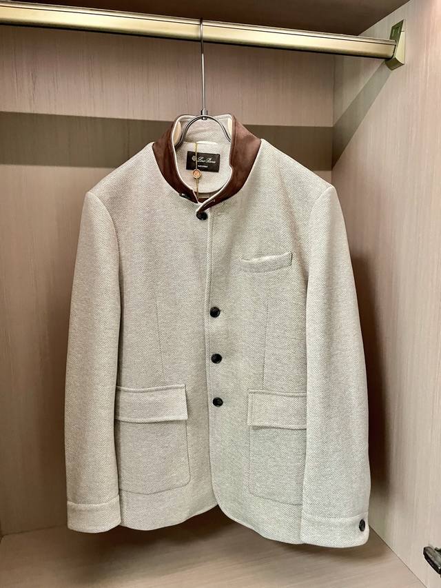 Lp2570秋冬款外套夹克 细腻的人字纹面料自带复古肌理，浅灰色调柔和高级；棕色立领拼接打破单调，为整体注入轻奢质感，大口袋设计兼具实用性与造型感，每一处剪裁都