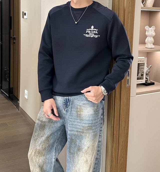 prad 2025秋冬新品 定制顶级卫衣棉，面料特别有质感，冬季必备单品，保暖性好。男女通穿，细节到位，版型超赞，上身效果非常好！百搭单品！尺码M~3Xl