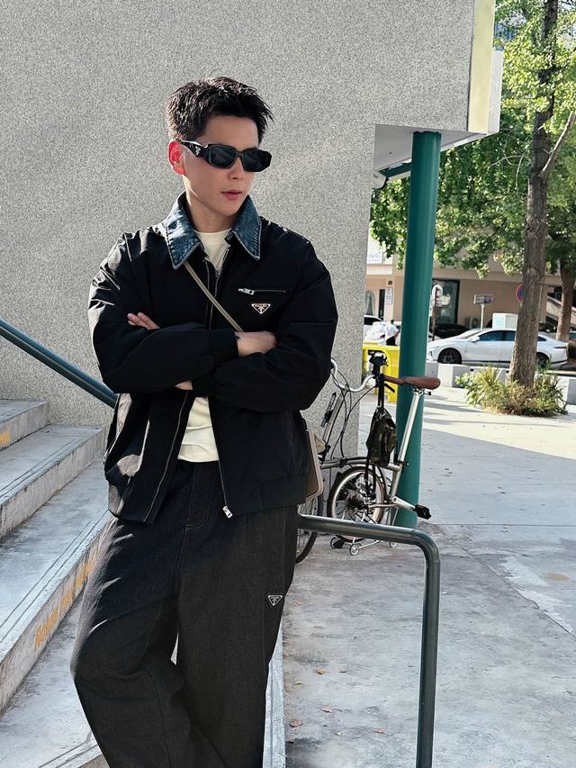 prada 普拉达 2025男士 秋季最新款纯色长袖三角标牛仔领子外套 领子可以拆卸，简约到了极致就是经典！！普拉达这个品牌就是让你欲罢不能！版型实在太好了，上
