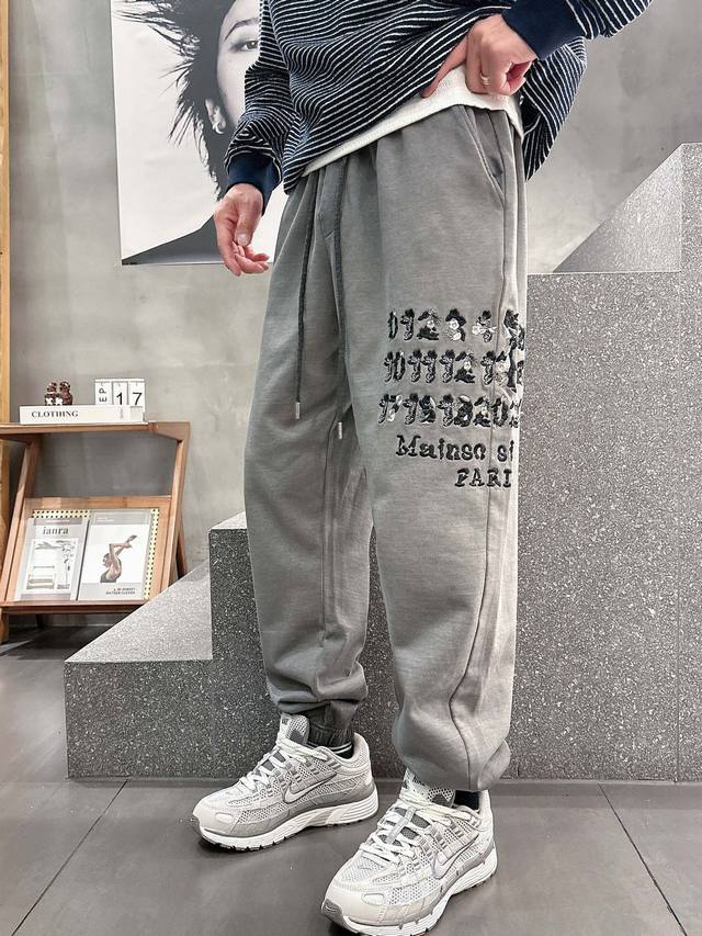马吉拉 2025秋冬新款重工洗水休闲卫裤采用优质棉质材质，超级有质感舒适，上身版型超好，百搭完美！上身效果帅气十足！十分洋气！码数M-3Xl 高端货品
