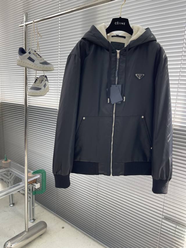 prad 2025秋冬新款夹棉外套 面料舒适柔软 经典的品牌Logo装饰设计理念完美 符有独特的魅力 细节的设计恰当好处 简单明了的设计风格 大方色体搭配示范
