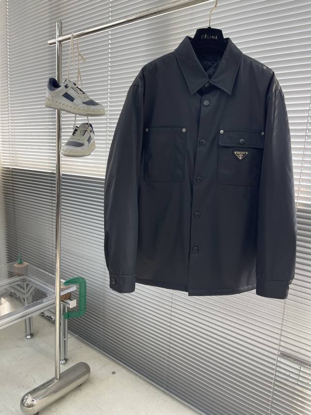 品质赞、加棉夹克、爆款、 prad 翻领棉服衬衣夹克外套 码数：M-3Xl 宽松廓形夹棉保暖衬衫棉服夹克外套 众多潮人明星纷纷演绎的衬衫棉服，无论怎么去搭配都是