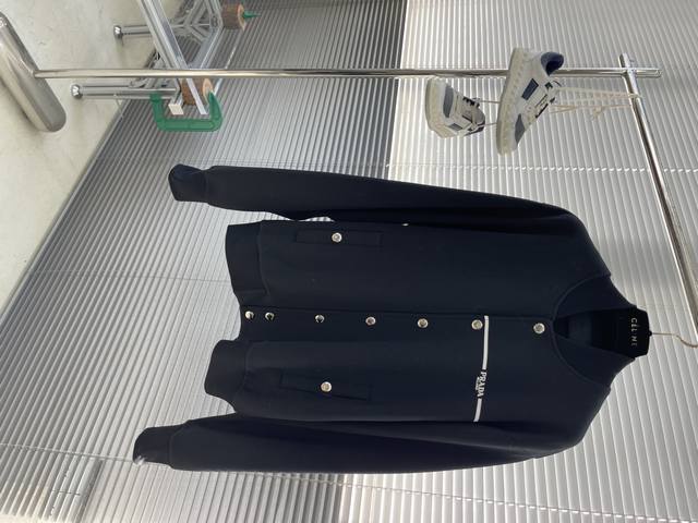 prad 25Fw新款棒球服夹克外套，这款棒球服采用百分百进口纯棉面料制作而成，前胸专属p家立体字母Logo印花图案设计，金属刻字四合扣开合，上身效果超赞，兼具