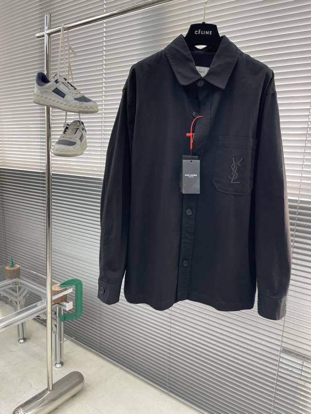 Saintlaurent Ysl标识刺绣衬衫式外套 定制舒氧长绒精梳棉 质感卓越 舒适贴肤 以黑曜石为灵感的深邃黑调 是极致的温柔 精致Ysl标识以撞色方式悄然