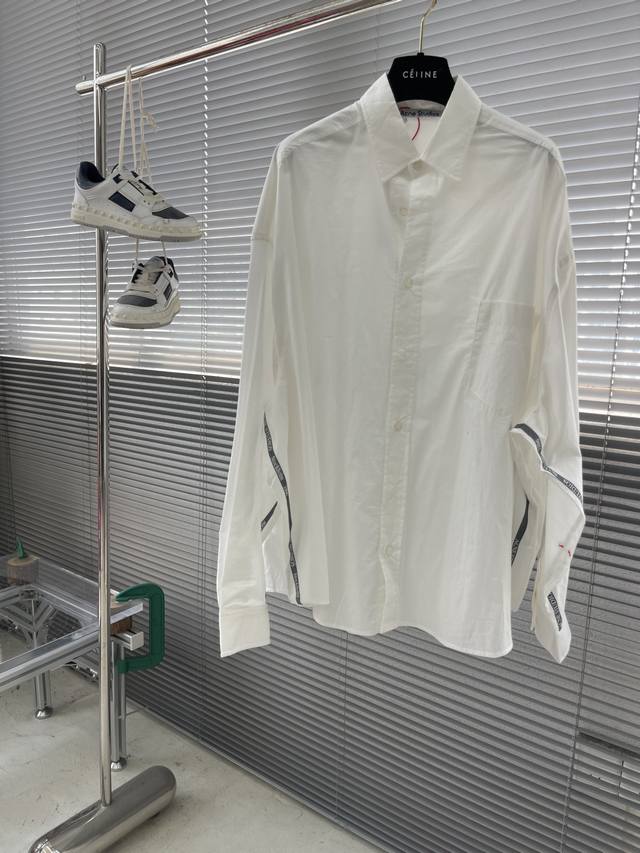 Acne Studios 提花徽标衬衫 定制瑬光天丝云柔缎 轻盈垂顺 舒适贴肤 以纯粹与洁净的白色做主色调 简约衬衫里的色调美学 遵循极简主义风格 线条简洁流畅