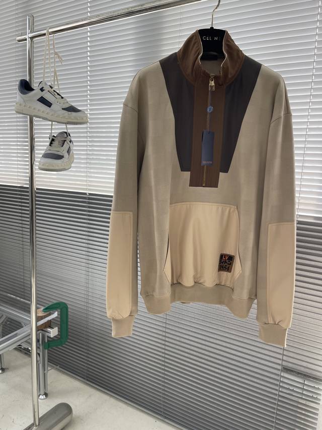 驴牌 25Fw新款Damier 半拉链工装套头衫 本款半拉链套头衫为 Damier 珠地棉混纺衣身拼接撞色嵌饰，动感气息不言而喻。袋鼠口袋刺绣 1V Japan