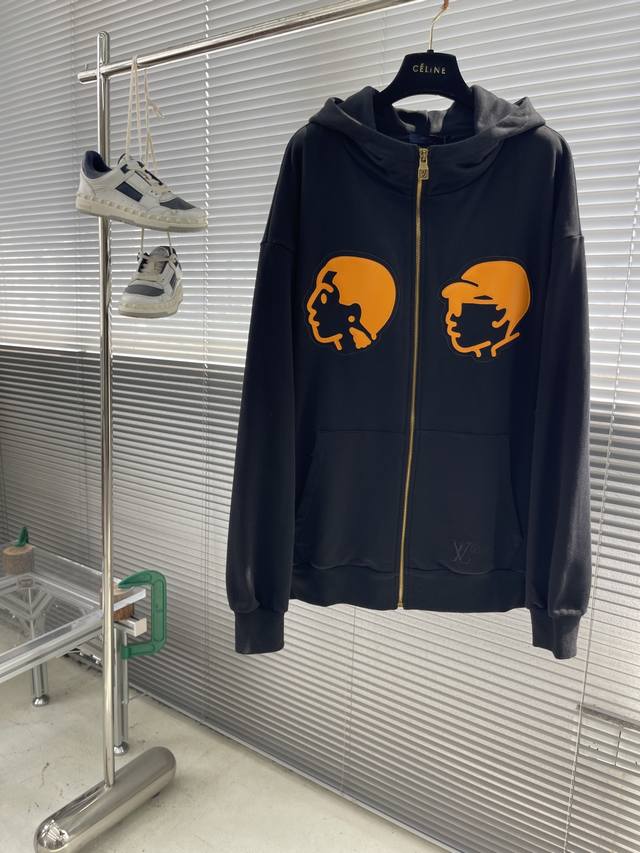 驴牌 25Ss人头联名拉链外套 320G卫衣布 ，搭配2X2螺纹，面料螺纹同缸定染。搭配真皮百灵达万针刺绣，细节完美。订制超光面挂度五金，还原度99%，区别市面