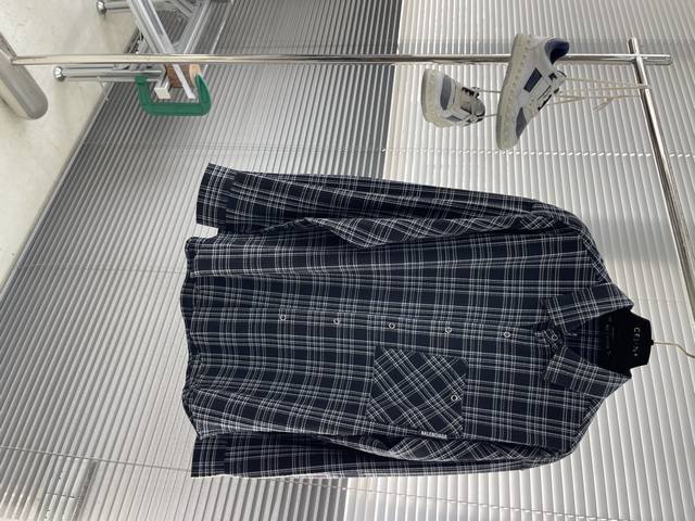 Balenciag 新品深蓝色和深绿色轻盈格纹法兰绒大廓形衬衫 轻盈格纹法兰绒 定制色织条纹面料 对格裁剪 男女同款 码数：M-3Xl