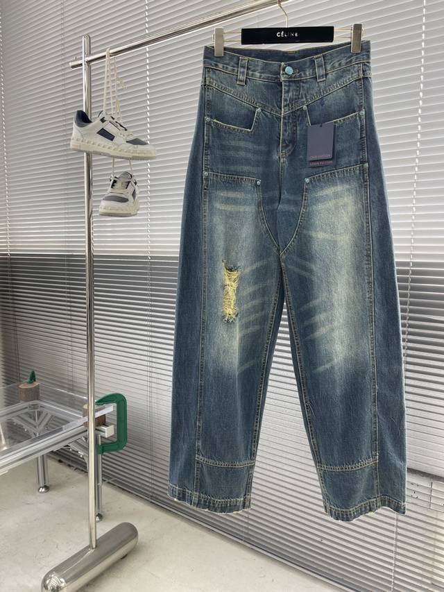 驴牌 绿松石牛仔裤 定制蓝爵密织棉韵 温润如棉 舒适贴肤 前后以西部风格育克 演绎 秋冬时装秀传递的美国西部精神 与后袋的1V Saddle 皮革贴饰相互映衬