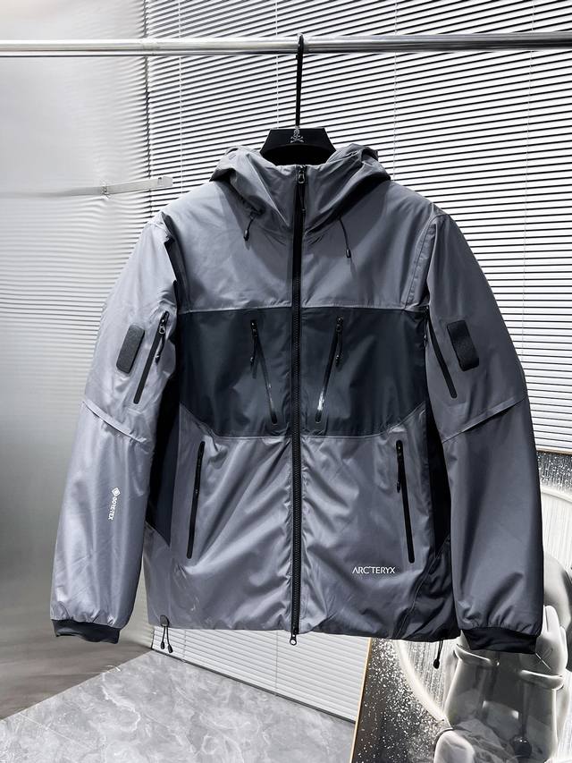 始祖鸟 2025秋冬新款连帽羽绒服外套，爆款来袭，高版本。内充90绒，蓬松又保暖，品相超级好。进口防风防雨面料，软糯亲肤，抗皱不沾灰，立挺有型，时尚绝绝子；奢华