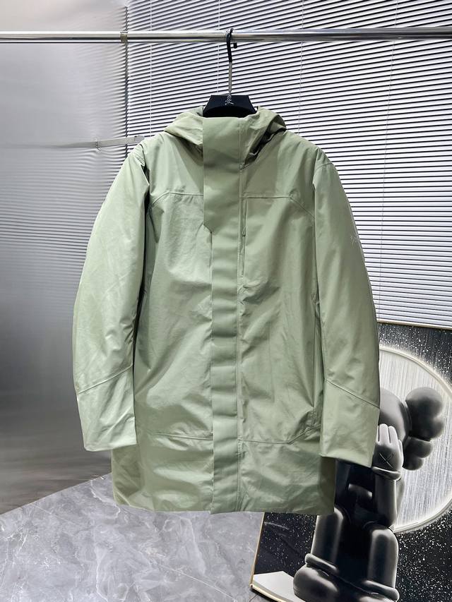 始祖鸟 2025秋冬新款连帽长款羽绒服外套，爆款来袭，高版本。内充90绒，蓬松又保暖，品相超级好。进口防风防雨面料，软糯亲肤，抗皱不沾灰，立挺有型，时尚绝绝子；