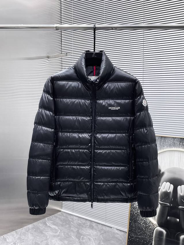 蒙口 Moncler 2025秋冬新款立领羽绒服外套，爆款来袭，品相超级好。进口防风防雨面料，软糯亲肤，抗皱不沾灰，立挺有型，时尚绝绝子；奢华有型，辨识度极高；