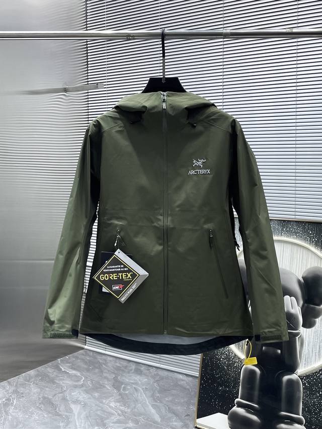Arc‘Teryx 始祖鸟Beta Gtx Lt 防水硬壳冲锋衣 连帽夹克 三层面料最后的效果挺括轻薄 防水性能俱佳 多裁片对称立体位的拼接剪裁 论人体工学和专